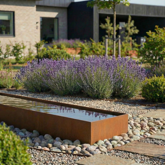 Vacker spegelfati Cortenstål i en trädgård på framsidan av huset