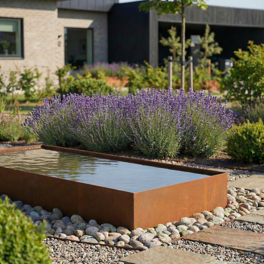 Vacker spegelpool i Corten-stål i en bakgård från stålträdgården