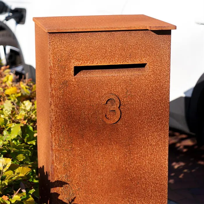 Brevlåda i cortenstål - brev och paket modell