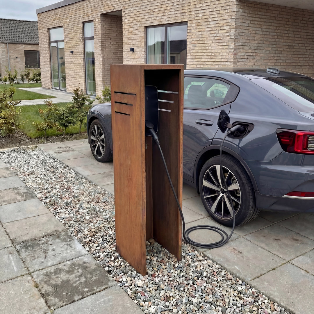 Fristående stolpe för laddbox i cortenstål