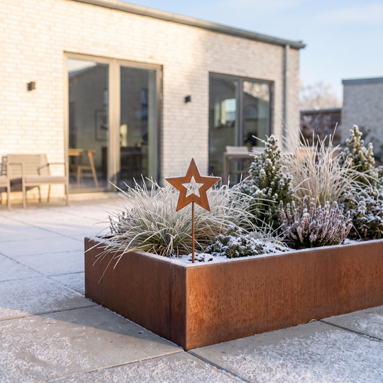 Trädgårdsstick med julmotiv i cortenstål
