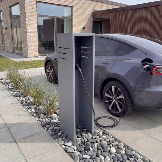 Fristående stolpe för laddbox i grålack