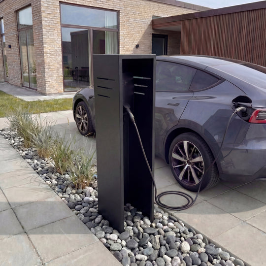 Fristående stolpe för laddbox i svartlack