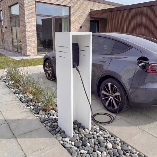 Fristående stolpe för laddbox i vittlack