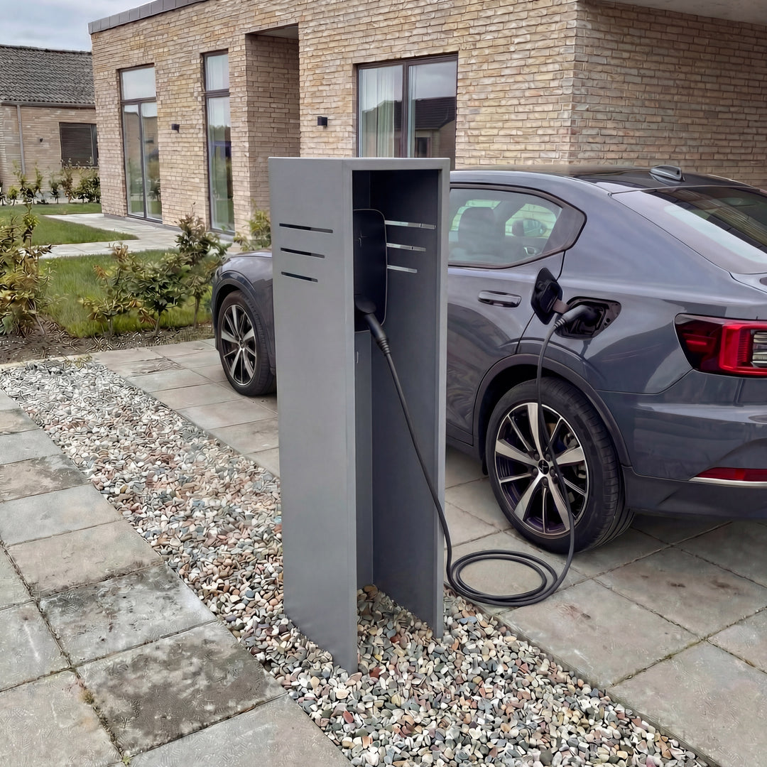 Fristående stolpe för laddbox i grålack