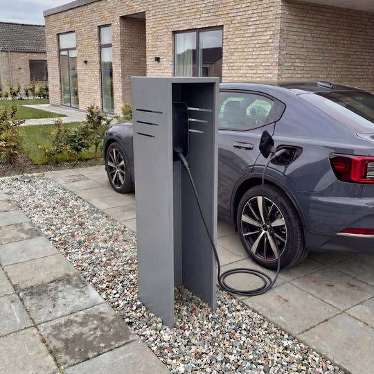 Fristående stolpe för laddbox i grålack