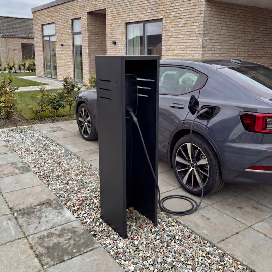 Fristående stolpe för laddbox i svartlack