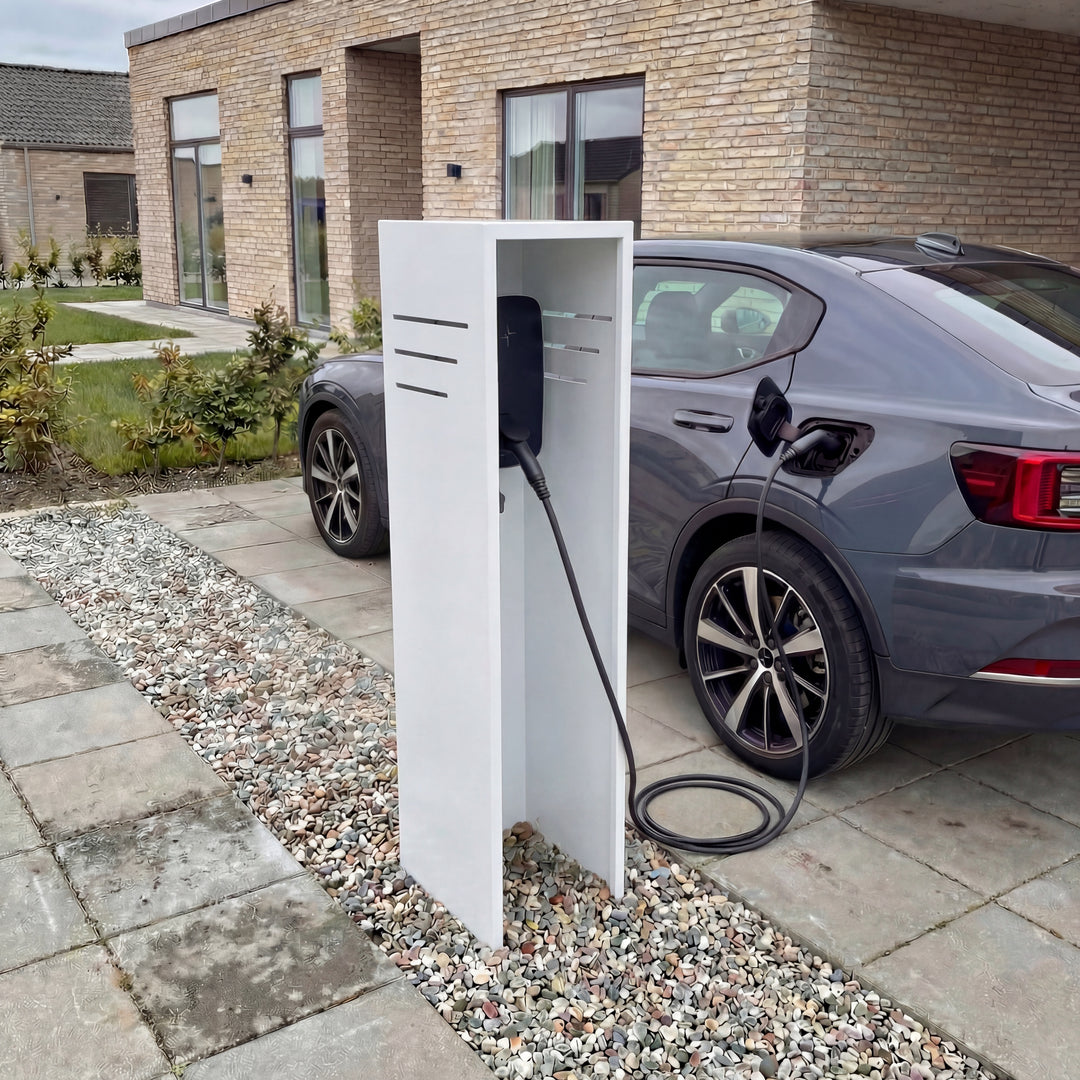 Fristående stolpe för laddbox i vittlack