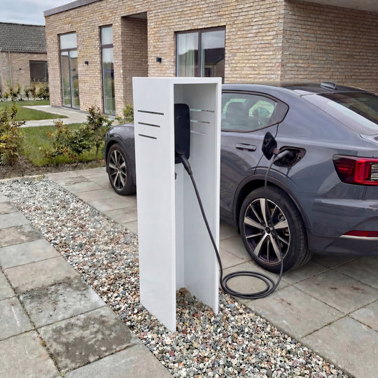 Fristående stolpe för laddbox i vittlack