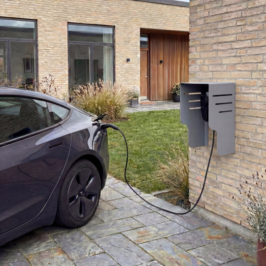 Väggmonterad laddstolpe för elbil i grålack