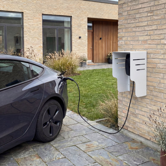 Väggmonterad laddstolpe för elbil i vittlack