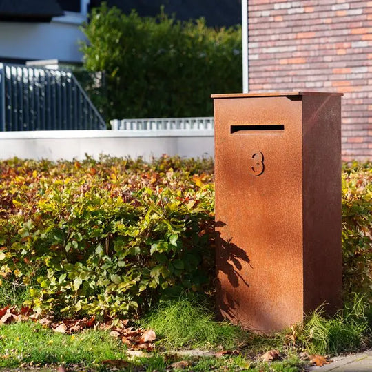 Brevlåda i cortenstål, brev och paket